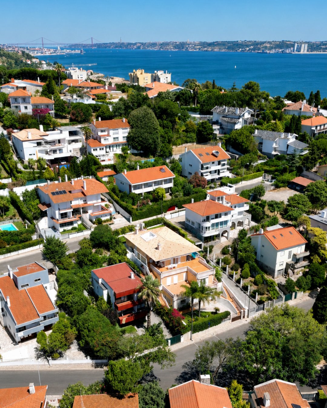 Vista aérea do bairro de Paço de Arcos com o mar e o Tejo ao fundo