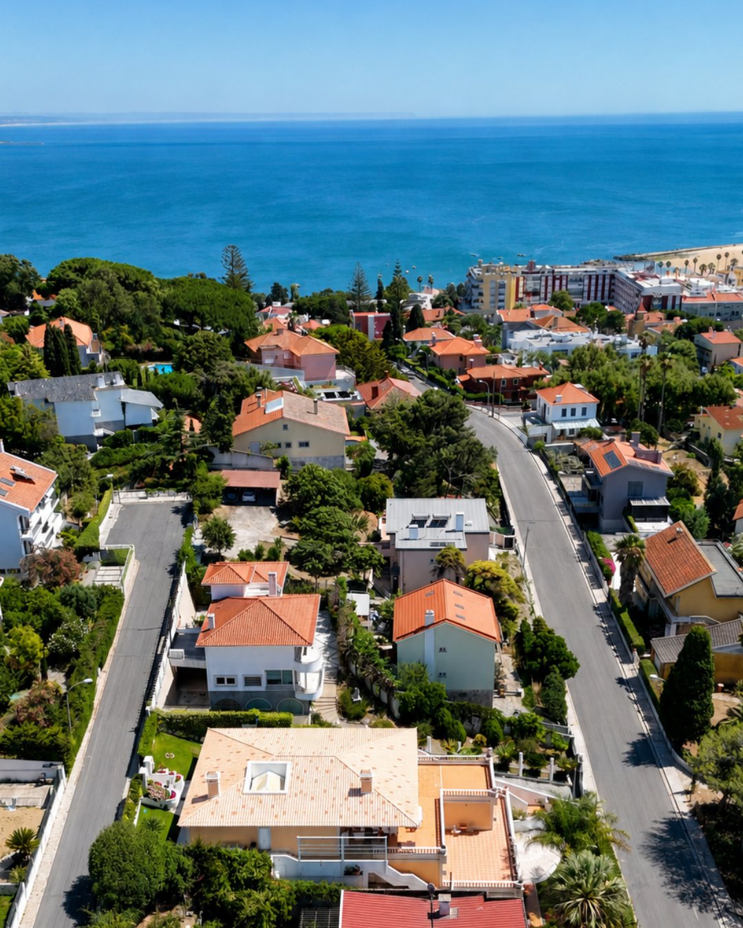 Vista sobre o bairro de Paço de Arcos com o mar e o Tejo ao fundo
