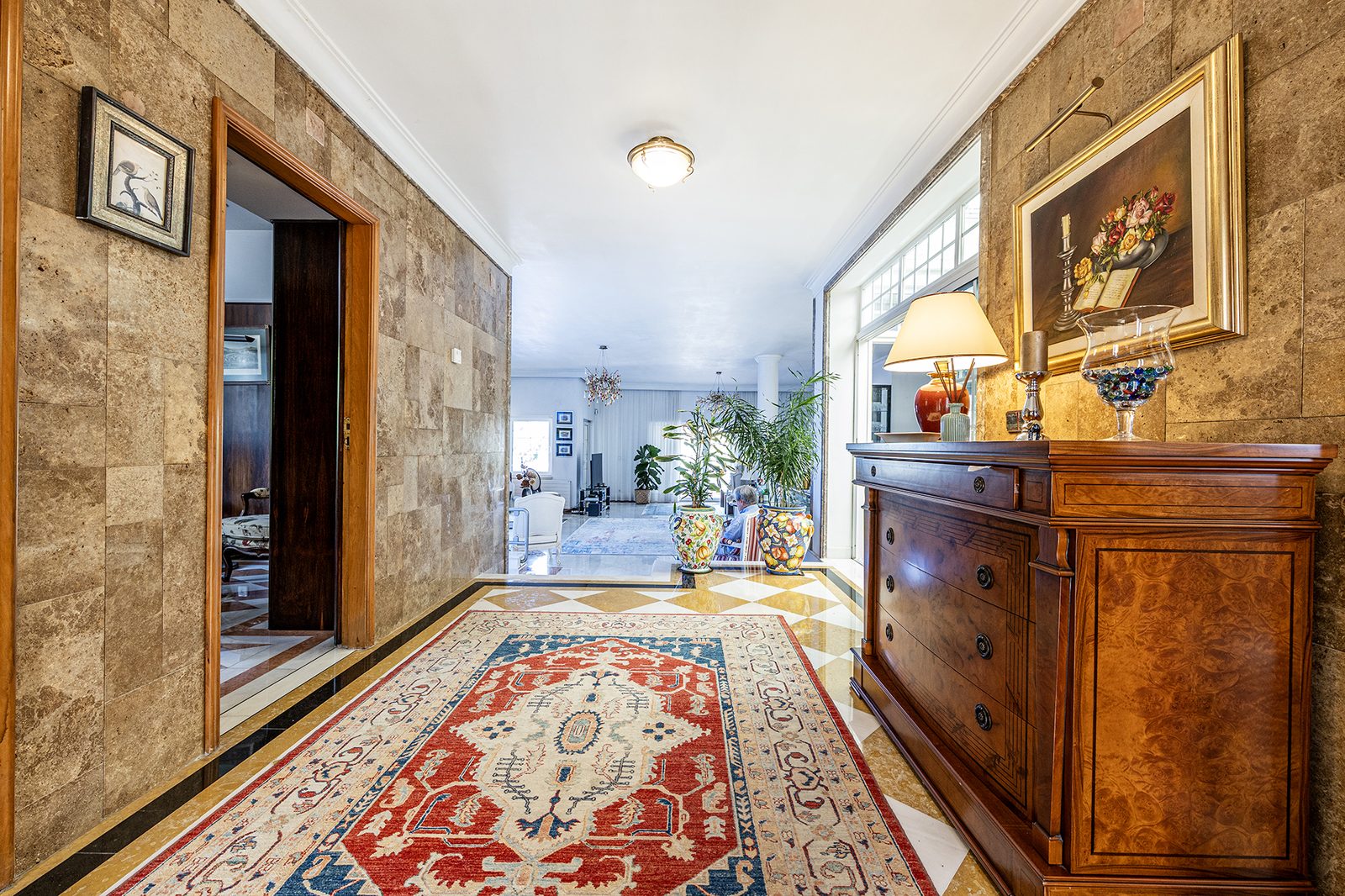 Hall de entrada da moradia, com mármore e madeira nobre